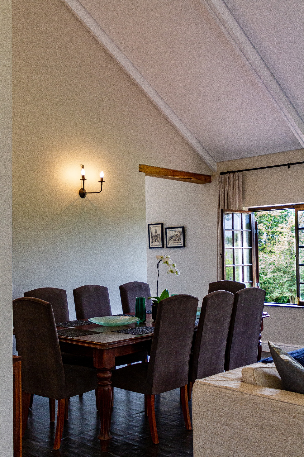 Merle Manor House dining room with seating for ten