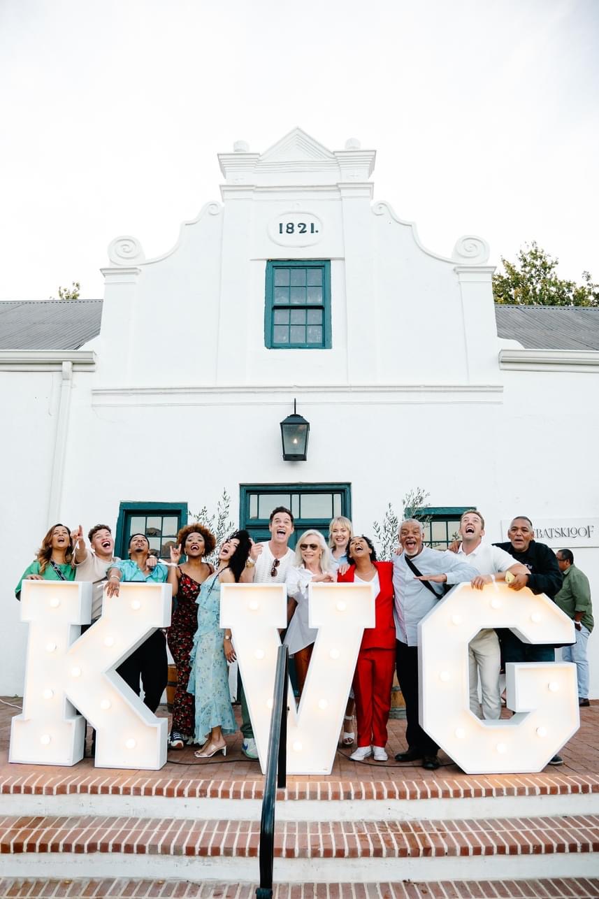 Joyful group celebrating in front of the historic 1821 Lynhuis