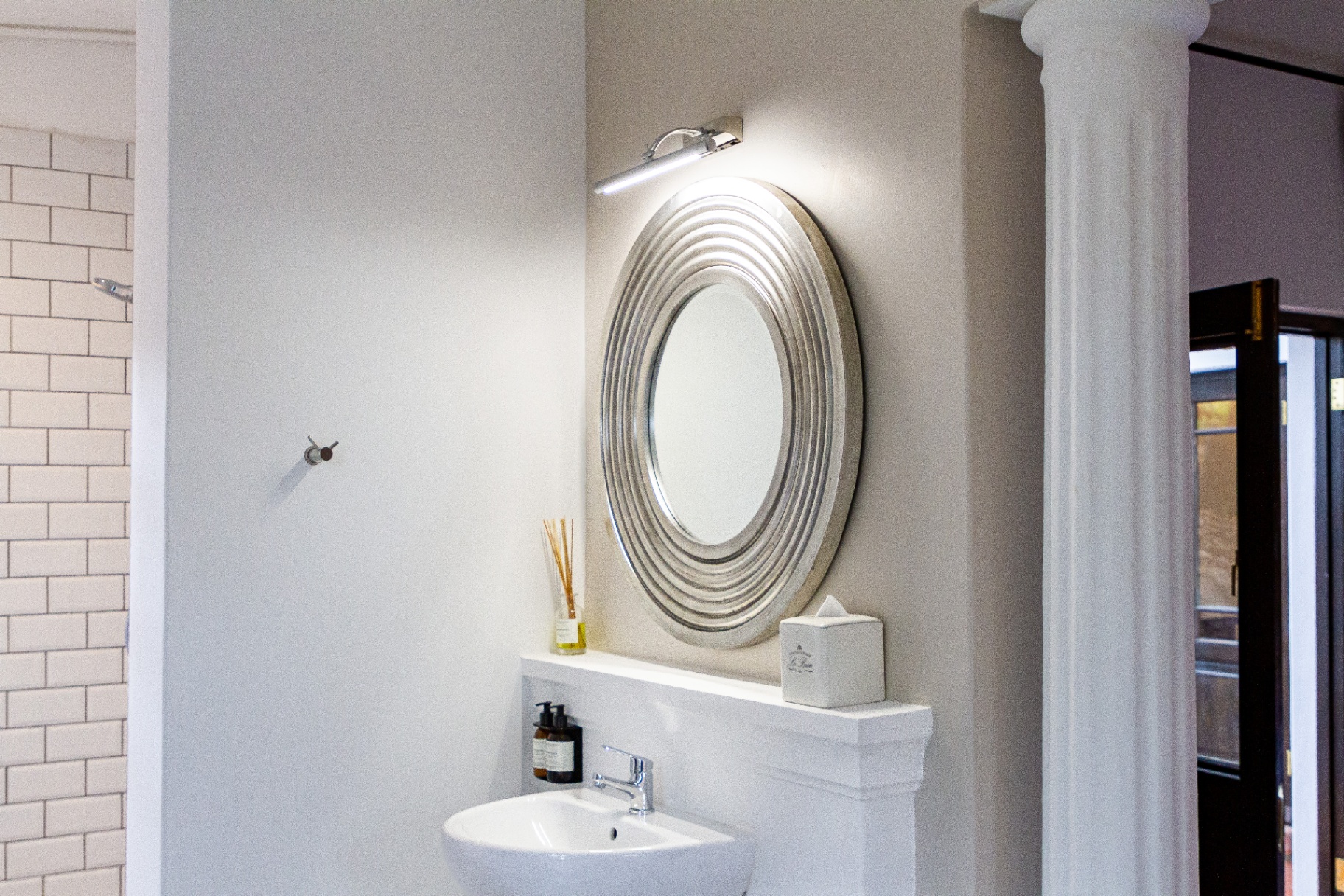 Forest Cottage bathroom basin with oval mirror
