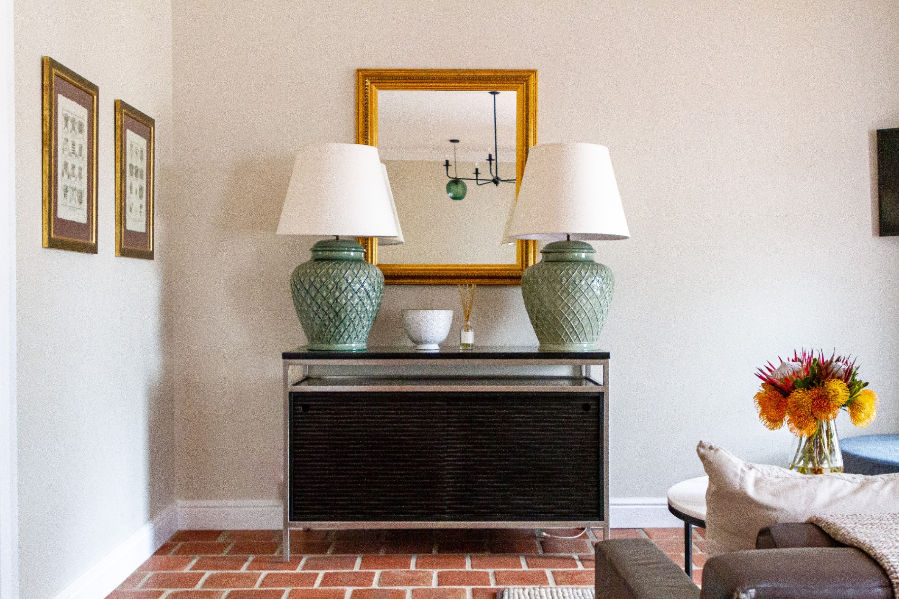 Merle Cottage entrance with gilt mirror and ceramic lamps